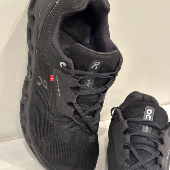 On Running Women’s Black Athletic Shoes - Picture 2 of 9